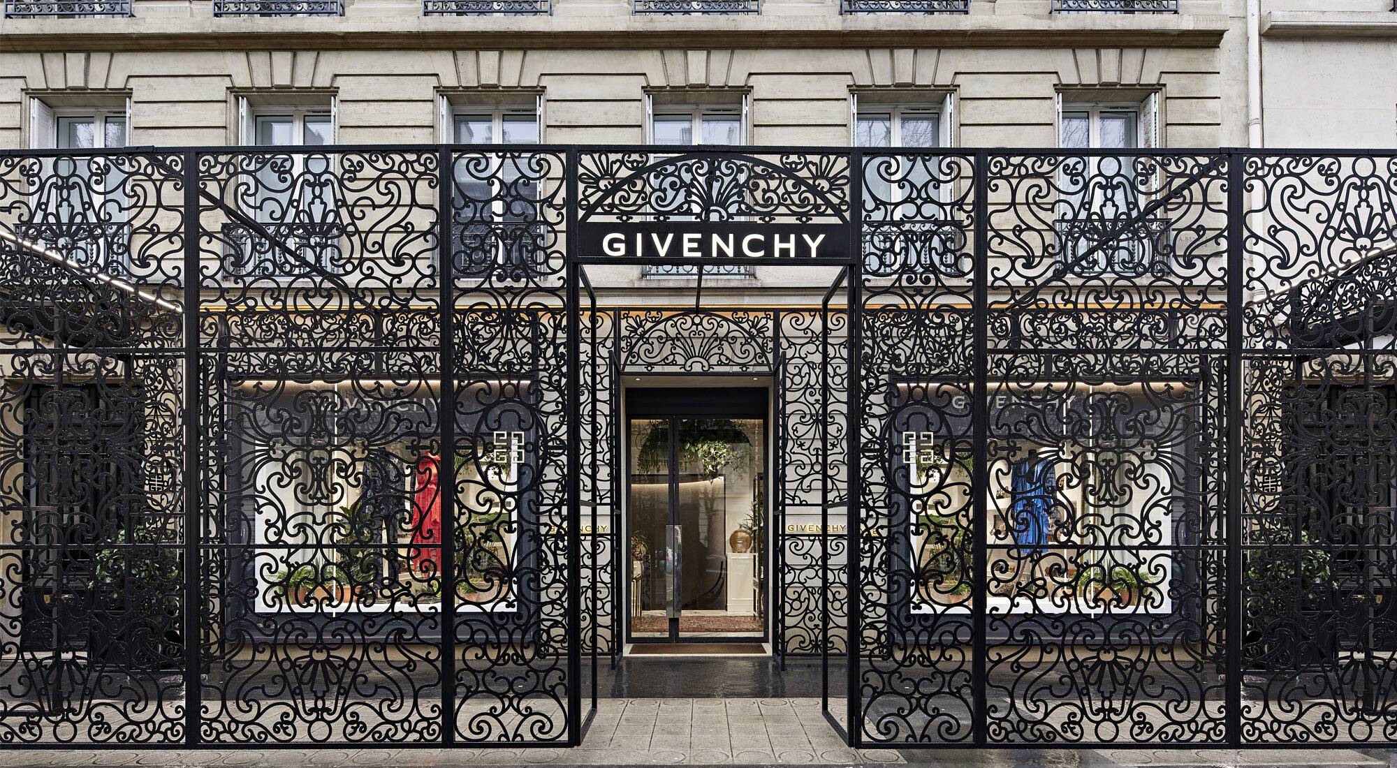 Givenchy at Home”: exclusive scenography to premiere Clare Waight