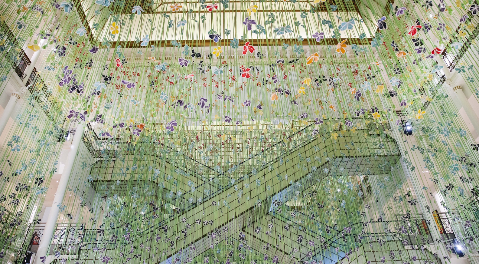 Porte-bonheurs : 20 000 fleurs inondent le Bon Marché Rive Gauche