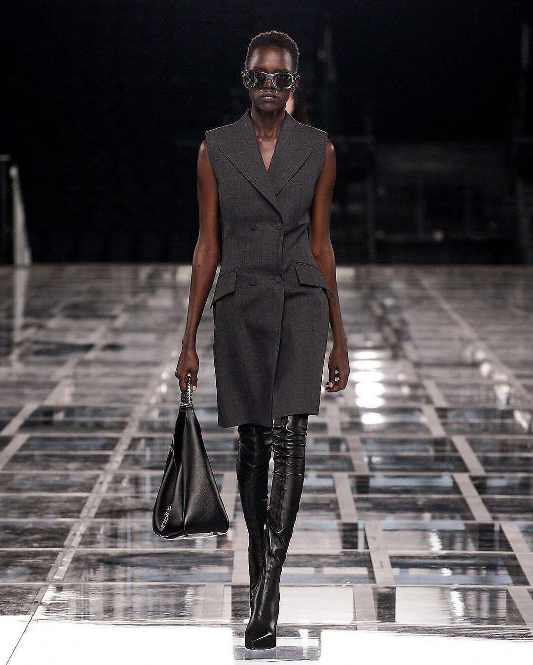 2022 Gift Style Louis Vuitton For Women Men Paris New York Milan Fashion  Show - Trends Bedding